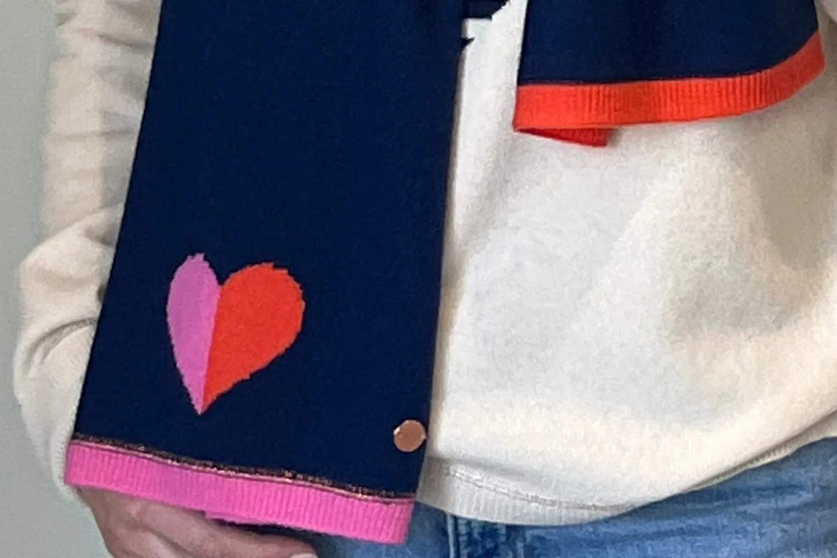 Cashmere plain knit scarf with colour pop intarsia heart detail